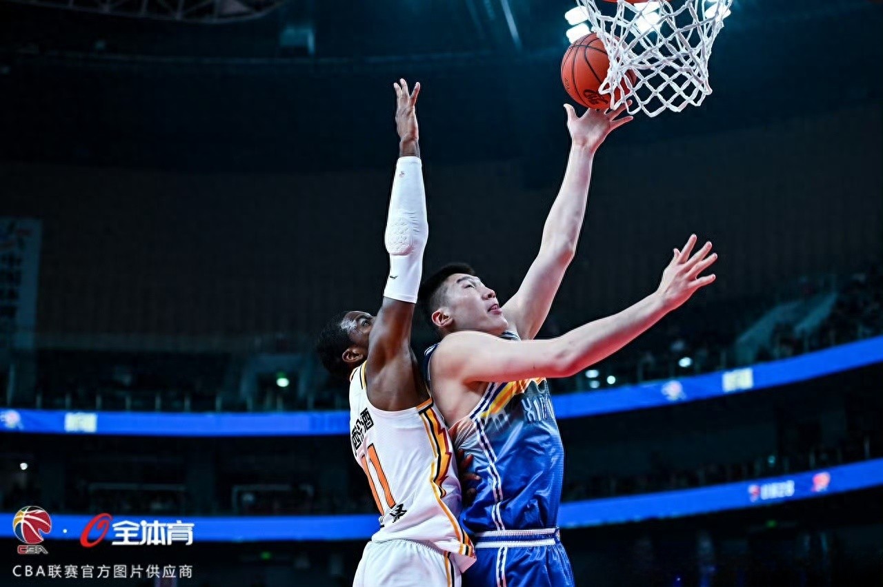 包含赛场上蓝光闪耀，球员实力大放异彩的词条