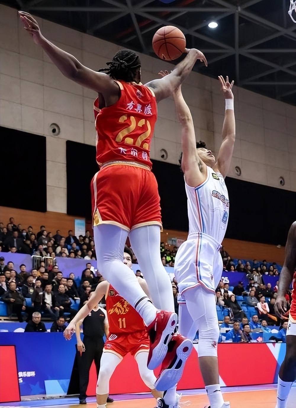 关于新疆队在场上展现出优势，获得胜利的信息