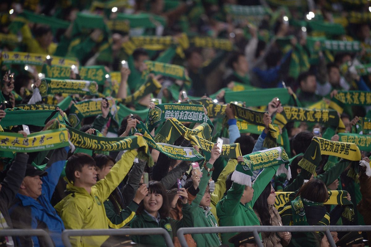 狂热球迷为欧国联的激烈对抗加油助威 狂热球迷为欧国联的激烈对抗加油助威