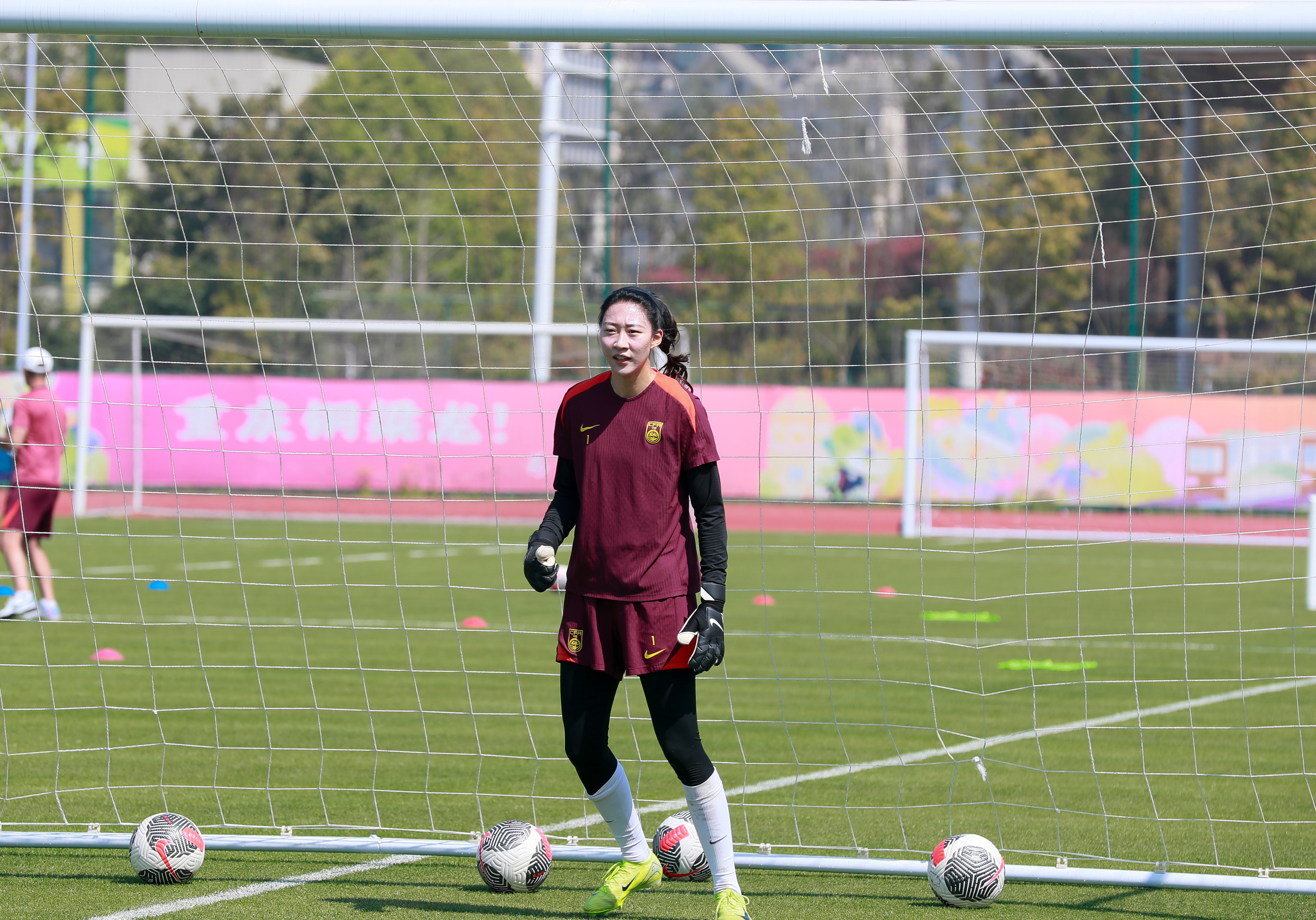 女足球员参加训练营，为国家队选拔积极备战