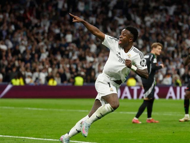 皇家马德里球员团结拼搏,取胜比赛 皇家马德里球员团结拼搏,取胜比赛