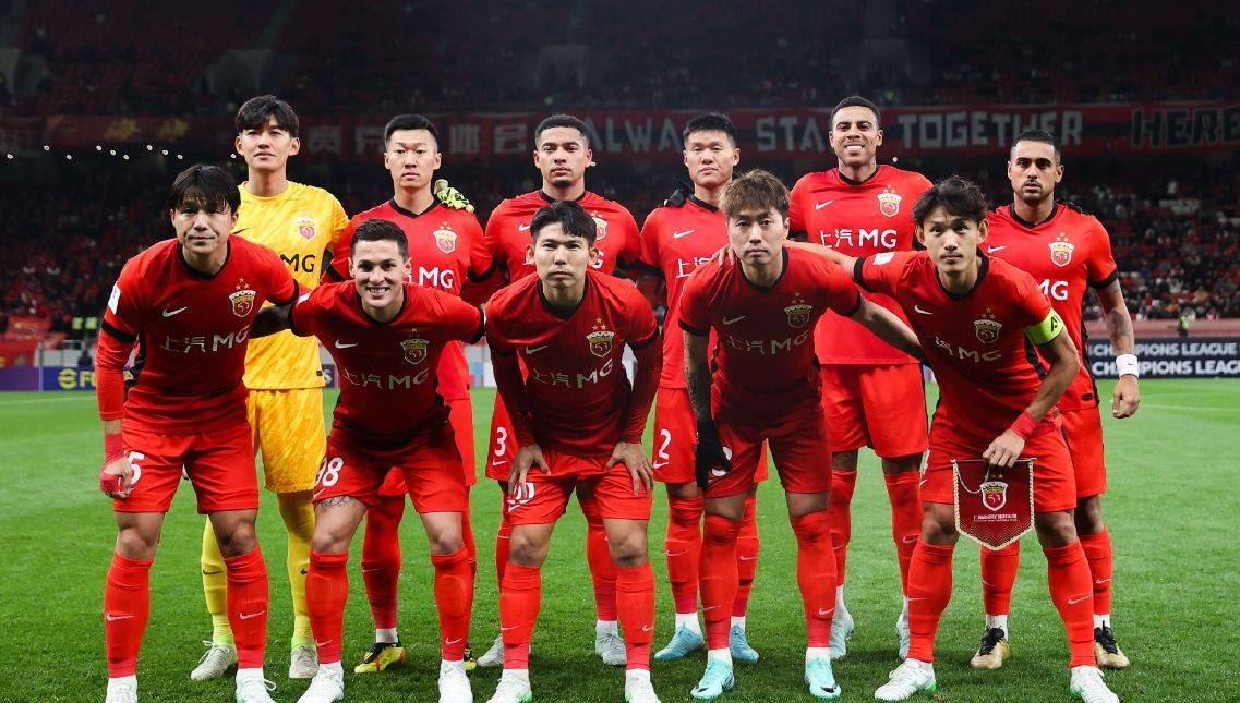 球员们全神贯注，争分夺秒地争夺胜利