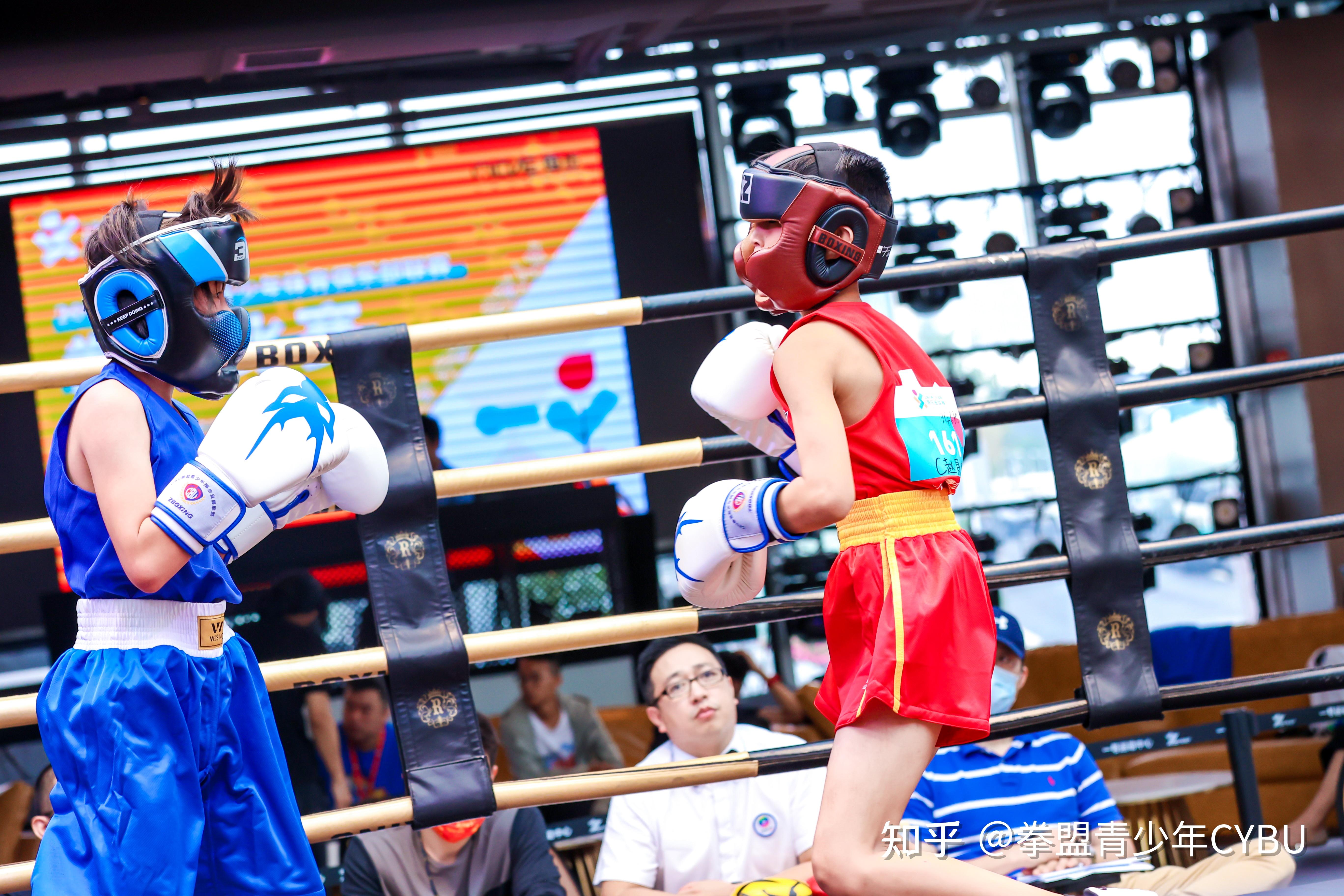 拳击比赛中的激烈对抗，火爆全场