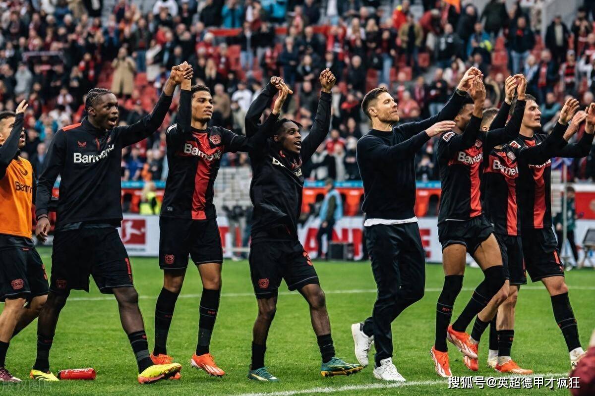 拜仁慕尼黑击败勒沃库森,成功捧起德甲冠军奖杯 拜仁慕尼黑击败勒沃库森,成功捧起德甲冠军奖杯