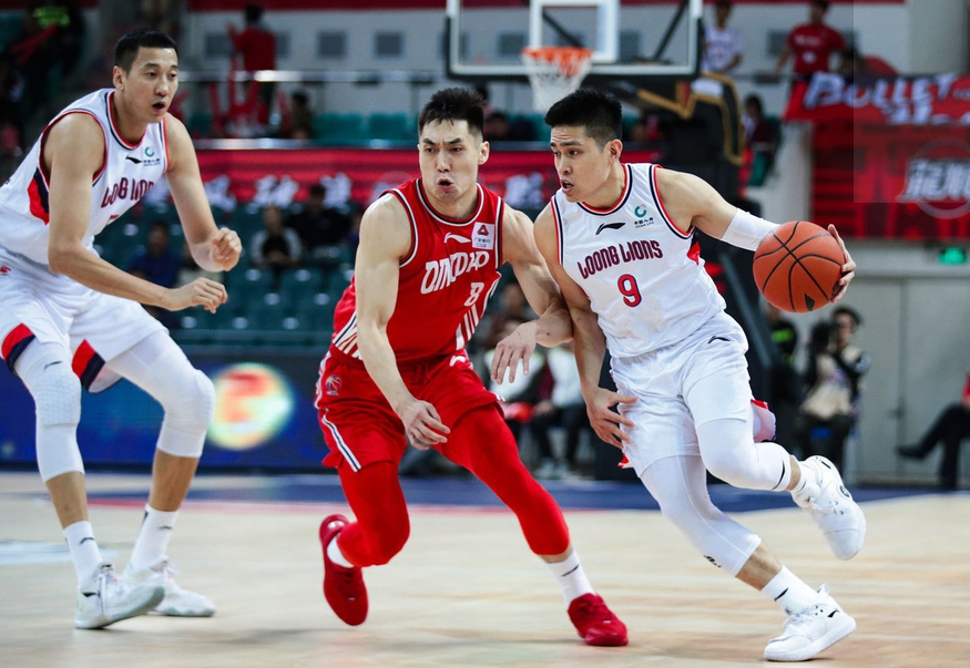 开云平台-紧咬比分差距，球队永不言败，精神抖擞